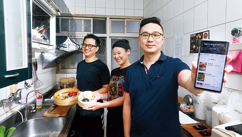 港式料理供應商嚐盛創辦人范翔盛（右）認為：「全台龐大的Soho族和家庭主婦，都能是虛擬廚房的一員。」